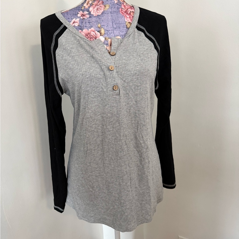 Women's Gray and Black Long Sleeve Top